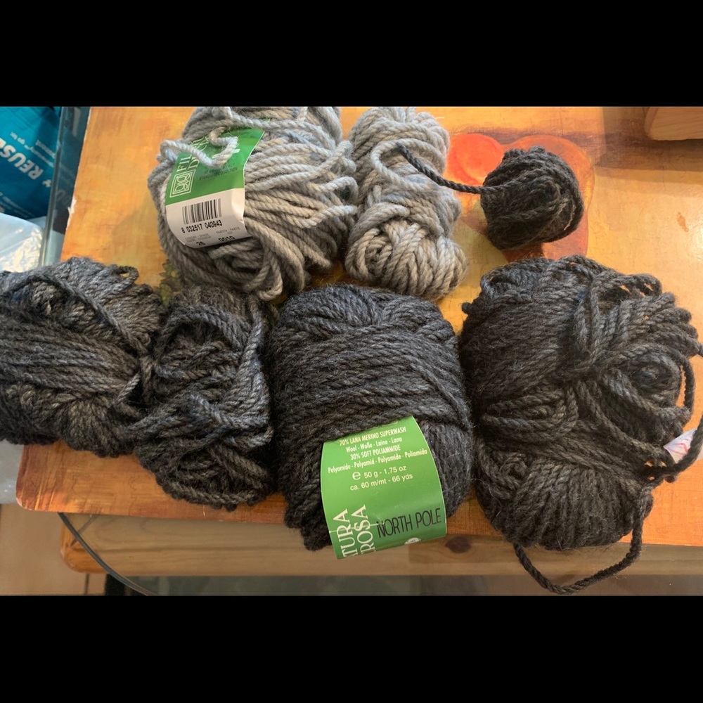 Lot of 5 plus 2 small rolls of yarn 🧶